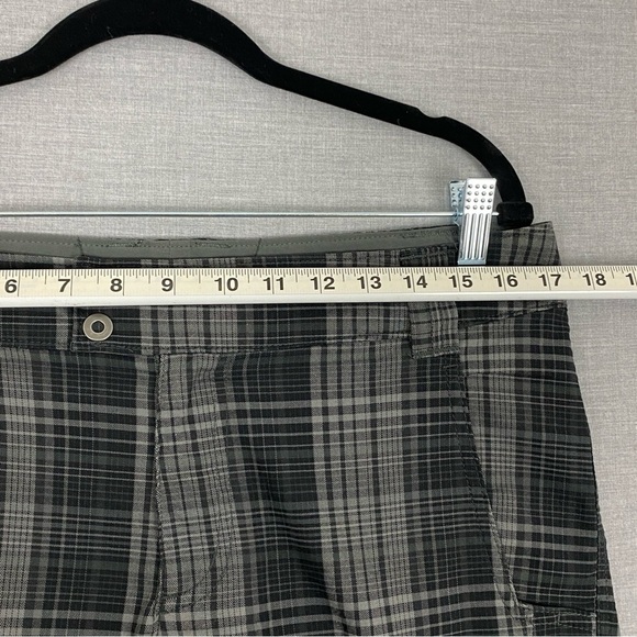 Columbia Omni-Shade Shorts Lightweight Casual Bermuda Length Gray Plaid - Picture 11 of 13